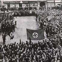 התרוממות רוח. ההמונים מצדיעים לדגל הנאצי במועל יד בקבלת הפנים להיטלר בווינה לאחר האנשלוס, 1938. | באדיבות הארכיון המרכזי לתולדות העם היהודי