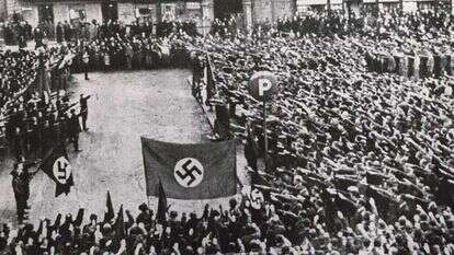 התרוממות רוח. ההמונים מצדיעים לדגל הנאצי במועל יד בקבלת הפנים להיטלר בווינה לאחר האנשלוס, 1938. | באדיבות הארכיון המרכזי לתולדות העם היהודי