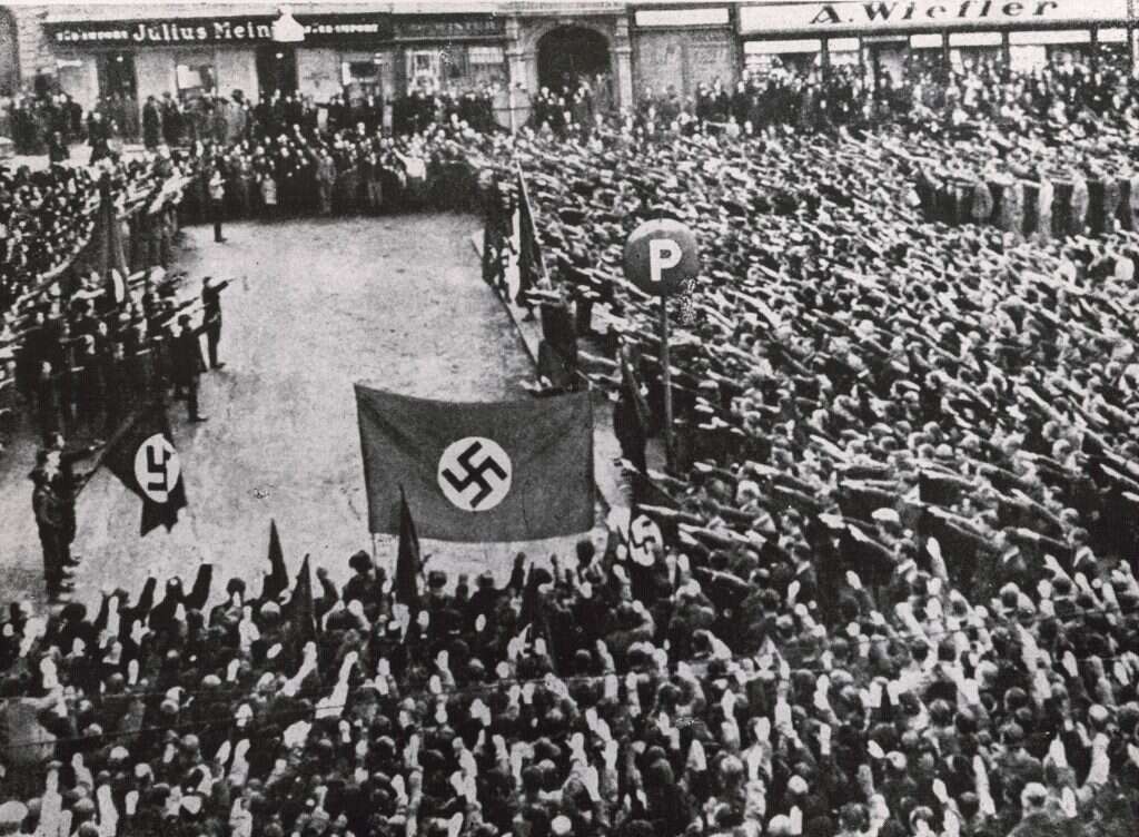 התרוממות רוח. ההמונים מצדיעים לדגל הנאצי במועל יד בקבלת הפנים להיטלר בווינה לאחר האנשלוס, 1938. | באדיבות הארכיון המרכזי לתולדות העם היהודי