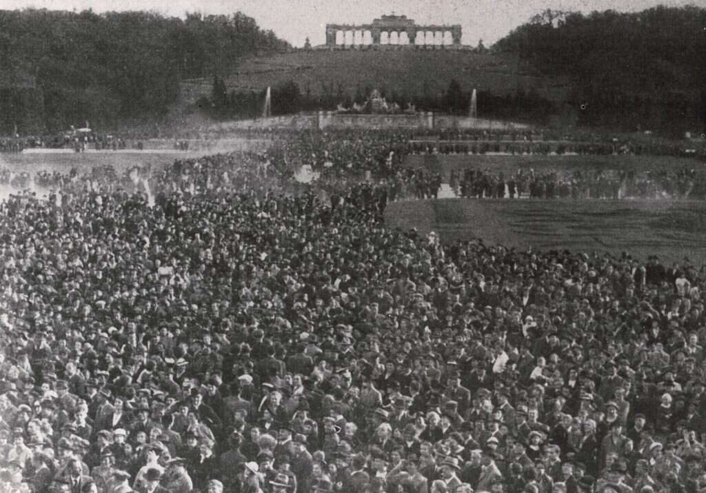 לפני "ריקון היהודים". המונים חוגגים את האנשלוס מול שער הניצחון לה גלורייט" בגני ארמון שנברון בווינה, 1938. | באדיבות הארכיון המרכזי לתולדות העם היהודי