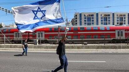 במהלך צום גדליה התקבל המסרון הראשון ממטה המאבק החדש. מפגין נגד הרפורמה בתל־אביב. | איי.אף.פי במהלך צום גדליה התקבל המסרון הראשון ממטה המאבק החדש. מפגין נגד הרפורמה בתל־אביב. | איי.אף.פי