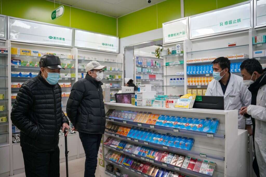 אזרחים סיניים בבית מרקחת בבייג'ין. | EPA אזרחים סיניים בבית מרקחת בבייג'ין. | EPA