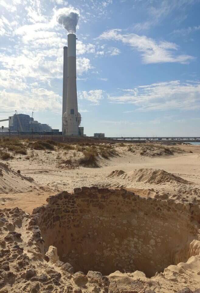 כבשן סיד על גבי סוללה. תוצרי הכבשן ככל הנראה שמשו לטיוב החול והפיכתן לקרקע פוריה. | פרופ' יואל רסקין