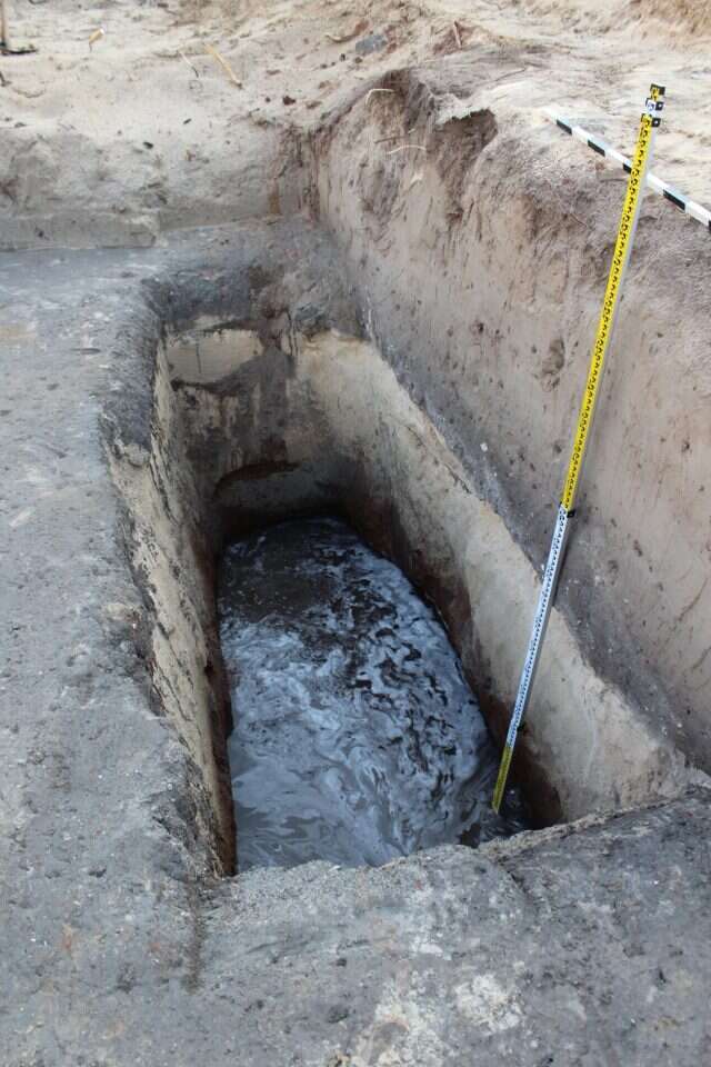 קרקע אפורה מהונדסת בחול מעל מי תהום מתוקים. | ד"ר איתמר טקסל רשות העתיקות