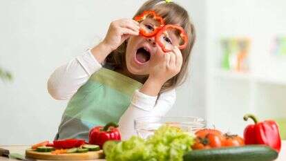 ילדים הופכים לצימחונים. | שטארסטוק ילדים הופכים לצימחונים. | שטארסטוק