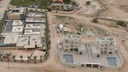 הוילות הפלסטיניות שנבנו על גבי אתר "ארמונות החשמונאים". | רגבים