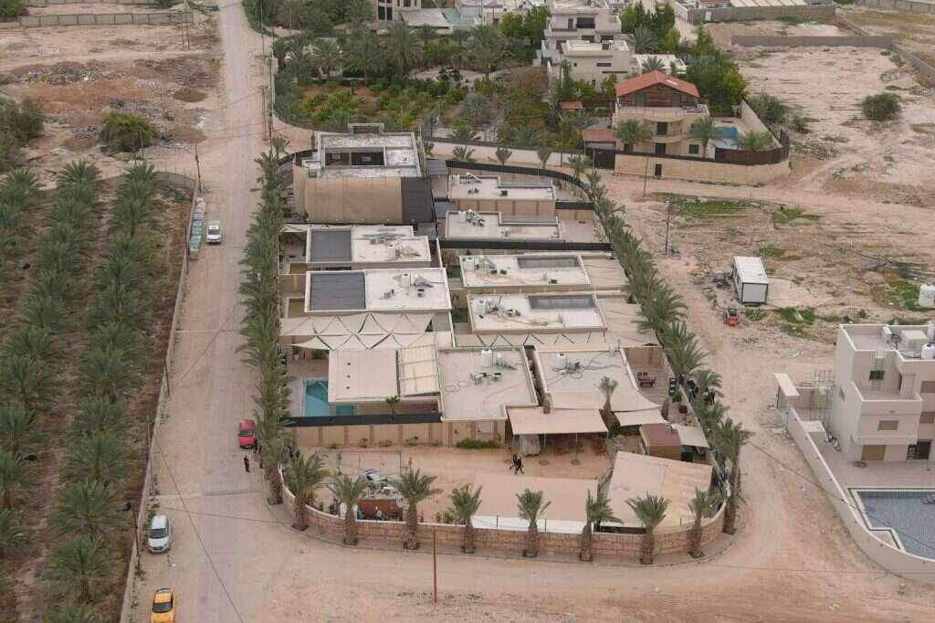 הוילות הפלסטיניות שנבנו על גבי אתר "ארמונות החשמונאים". | רגבים