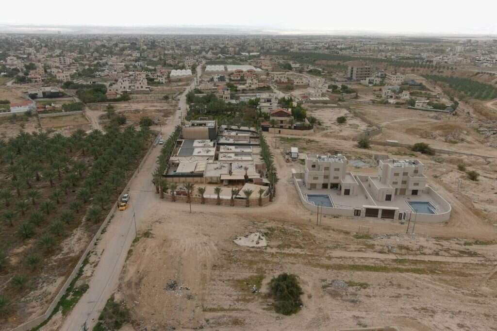 הוילות הפלסטיניות שנבנו על גבי אתר "ארמונות החשמונאים". | רגבים