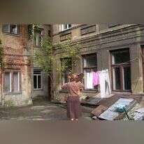 לאה גולדברג כתבה על "החצר הגדולה שבעיר הולדתי". חצר בקובנה, 2006 . מתוך הספר | רוחמה אלבג