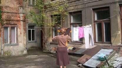 לאה גולדברג כתבה על "החצר הגדולה שבעיר הולדתי". חצר בקובנה, 2006 . מתוך הספר | רוחמה אלבג לאה גולדברג כתבה על "החצר הגדולה שבעיר הולדתי". חצר בקובנה, 2006 . מתוך הספר | רוחמה אלבג