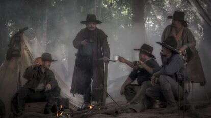 יציאת הגברים למסע משבשת את הסדר הטבעי של שגרת המשפחות בכפר. | שאטרסטוק