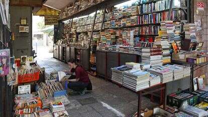 דוכן לממכר ספרים, עיתונים ומגזינים. | שאטרסטוק