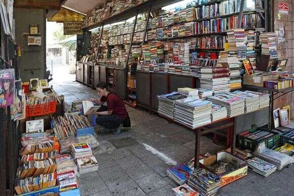 דוכן לממכר ספרים, עיתונים ומגזינים. | שאטרסטוק