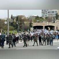 המשטרה מלווה את המוחים נגד הרפורמה במערכת המשפט באזור גן סאקר בירושלים. | איילת כהנא