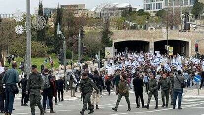 המשטרה מלווה את המוחים נגד הרפורמה במערכת המשפט באזור גן סאקר בירושלים. | איילת כהנא