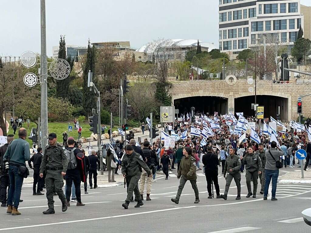 המשטרה מלווה את המוחים נגד הרפורמה במערכת המשפט באזור גן סאקר בירושלים. | איילת כהנא
