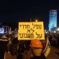 נערכים להפגנה בבני ברק. | שילה פריד