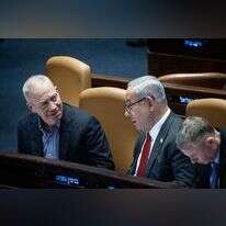 נתניהו וגלנט בכנסת, לצידם יריב לוין. | יונתן זינדל, פלאש 90 נתניהו וגלנט בכנסת, לצידם יריב לוין. | יונתן זינדל, פלאש 90