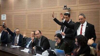 חברי הקואליציה מצביעים בוועדת החוקה, חוק ומשפט של הכנסת, השבוע. | יונתן זינדל, פלאש 90