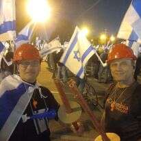 מחלקים קסדות פלסטיק בהפגנה בבני ברק. "אם יזרקו עלינו אבנים"