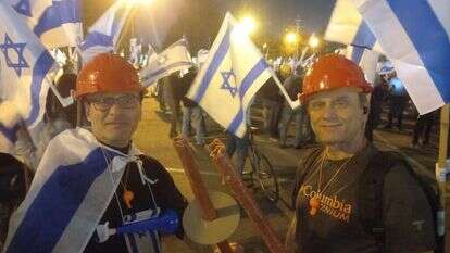 מחלקים קסדות פלסטיק בהפגנה בבני ברק. "אם יזרקו עלינו אבנים"