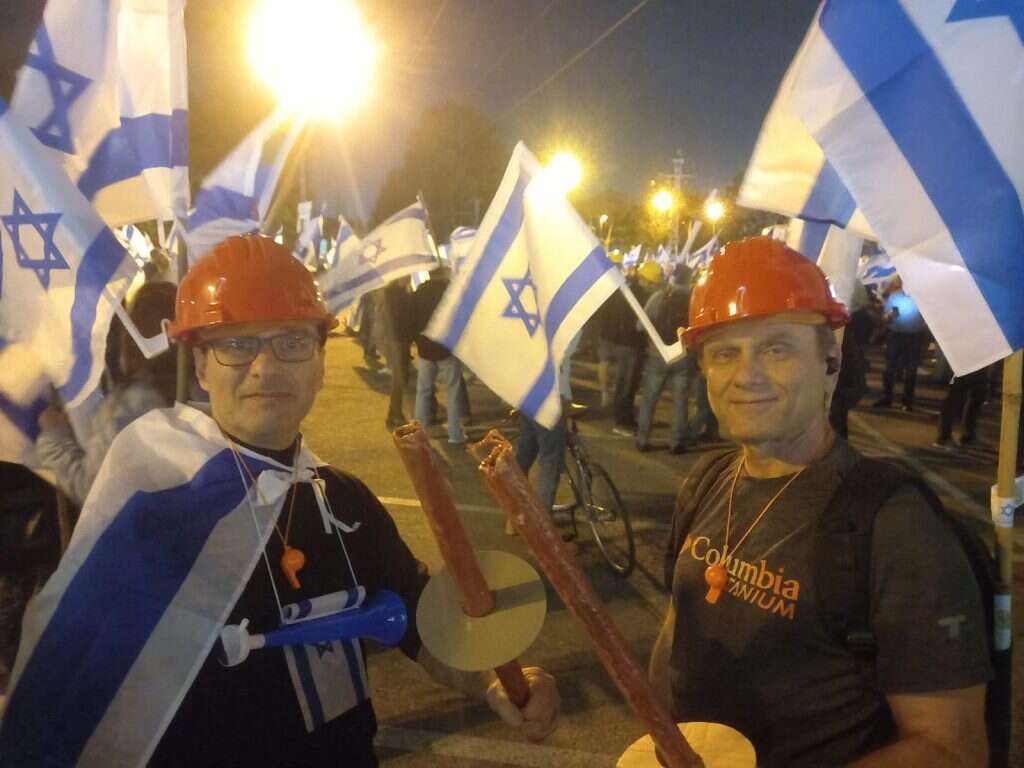 מחלקים קסדות פלסטיק בהפגנה בבני ברק. "אם יזרקו עלינו אבנים"