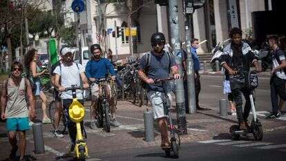 תושבים נוסעים על קורקינט ברחובות תל-אביב. | מרים אלסטר/פלאש90