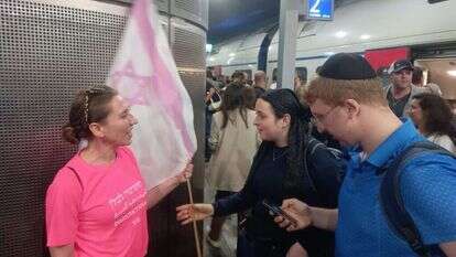 מפגינת ימין ושמאל מחליפות דגלים. | שילה פריד