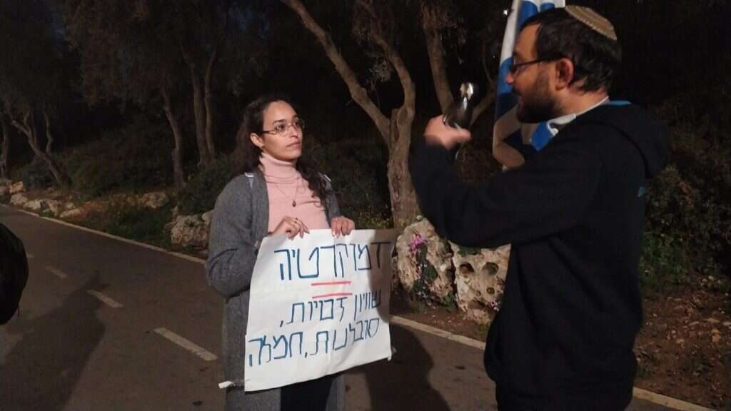 הידברות בין מפגינים בעד ונגד הרפורמה בירושלים. | ישי פרידמן הידברות בין מפגינים בעד ונגד הרפורמה בירושלים. | ישי פרידמן