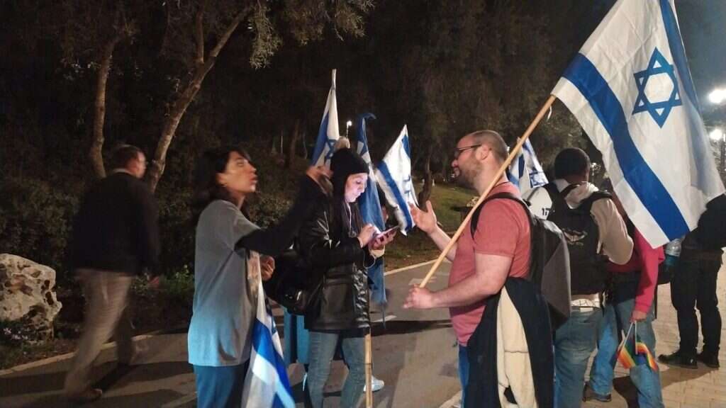 הידברות בין מפגינים בעד ונגד הרפורמה בירושלים. | ישי פרידמן הידברות בין מפגינים בעד ונגד הרפורמה בירושלים. | ישי פרידמן