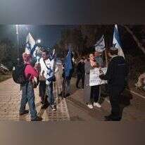 הידברות בין מפגינים בעד ונגד הרפורמה בירושלים. | ישי פרידמן