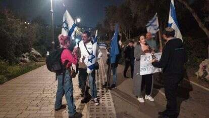 הידברות בין מפגינים בעד ונגד הרפורמה בירושלים. | ישי פרידמן