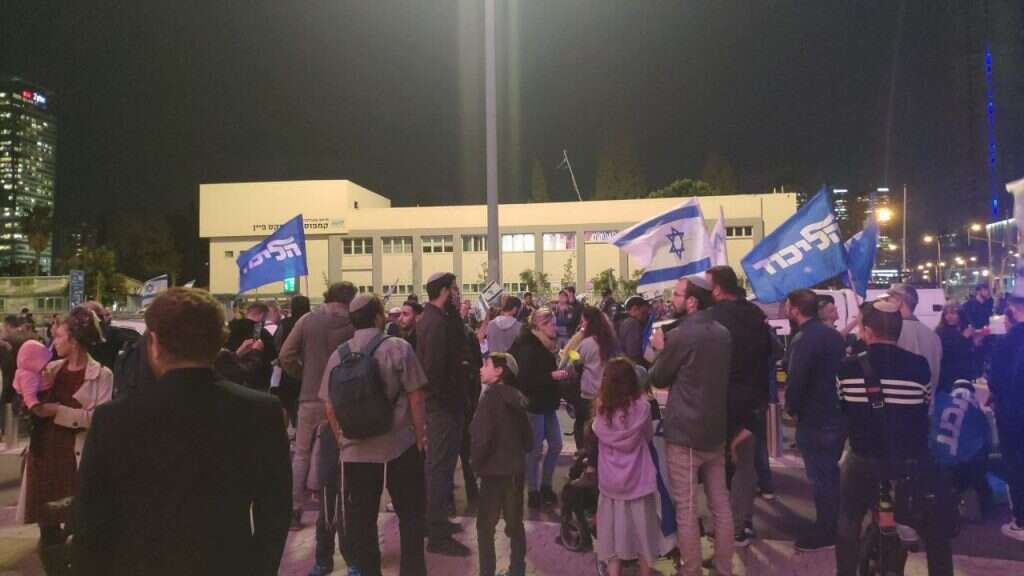 מפגינים בסמוך לעזריאלי