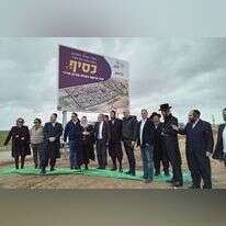 השר גולדקנופף סמוך לשלט על הקמת כסיף שהוצב השבוע. | חברת ערים