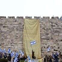 מפגינים תולים את מגילת העצמאות על חומות ירושלים. | רויטרס מפגינים תולים את מגילת העצמאות על חומות ירושלים. | רויטרס