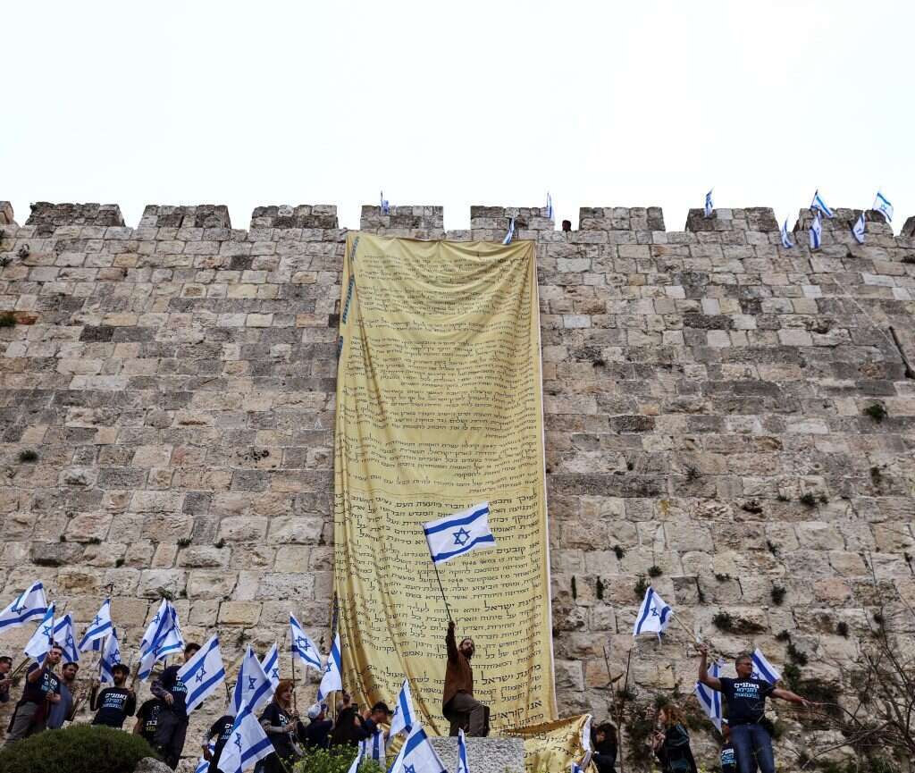 מפגינים תולים את מגילת העצמאות על חומות ירושלים. | רויטרס מפגינים תולים את מגילת העצמאות על חומות ירושלים. | רויטרס