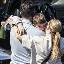 ילד מחולץ מבית הספר בנאשוויל בו התקיים הירי (AP/John Bazemore)