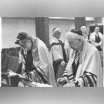 ליברמן (מימין) בבית המדרש לרבנים, 1971. לידו נראה נשיא בית המדרש א"א פינקלשטיין, וביניהם אברהם יהושע השל. | באדיבות ד״ר מרק שפירו