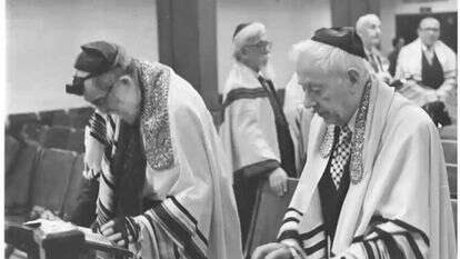 ליברמן (מימין) בבית המדרש לרבנים, 1971. לידו נראה נשיא בית המדרש א"א פינקלשטיין, וביניהם אברהם יהושע השל. | באדיבות ד״ר מרק שפירו