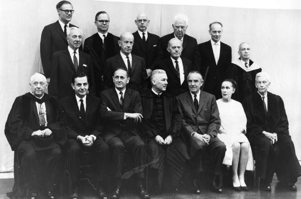 ליברמן (יושב משמאל) בטקס קבלת תארים באוניברסיטת הרווארד. | גטי אימג'ס