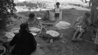 המשפחה מתקשה לעכל את המעבר מבגדד לעוני של שכונת בית ישראל. משפחה מיוצאי עירק בהכנות לחג. | ביתמונה, מאגר בית שטורמן