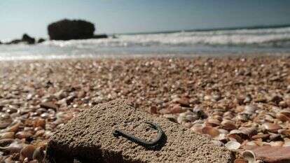 קרס הנחושת מהקדומים בעולם- יתכן ששימש לציד כרישים. | אמיל אלג'ם, רשות העתיקות