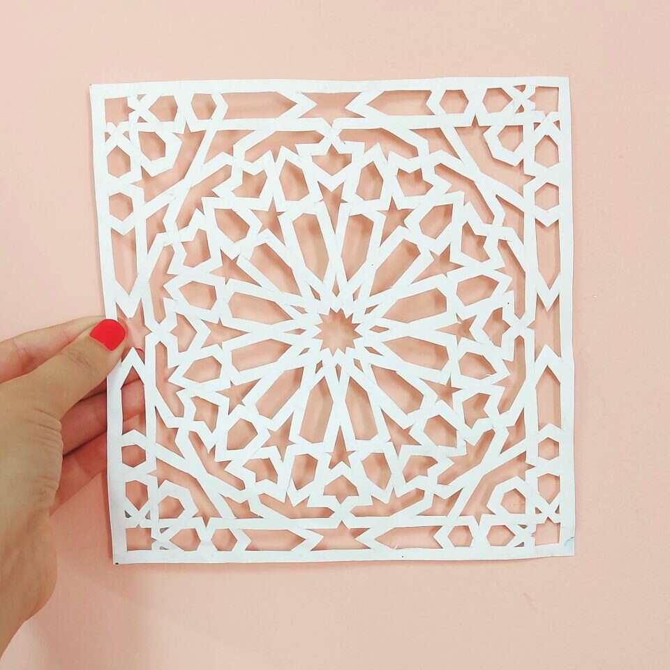 תכנון מתמטי. ערבסקה במגזרת נייר מסורתית. | באדיבות המרואיינת