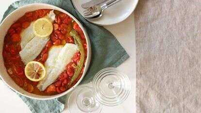 דג צלוי בעגבניות שרי ושמן זית. | אפרת ליכטנשטט