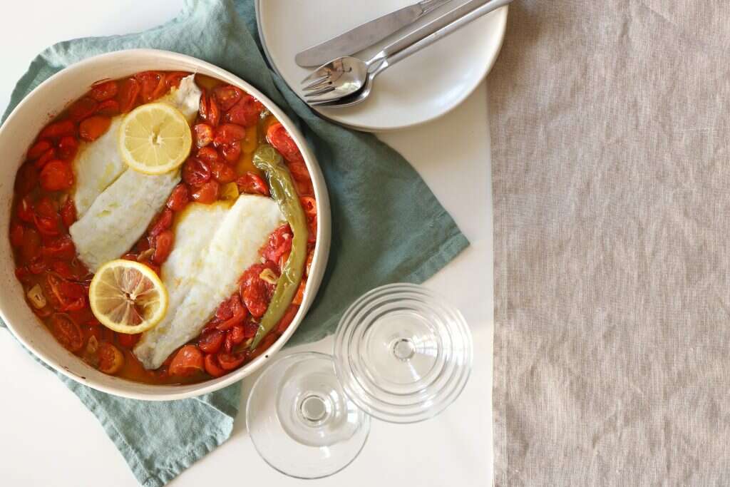 דג צלוי בעגבניות שרי ושמן זית. | אפרת ליכטנשטט