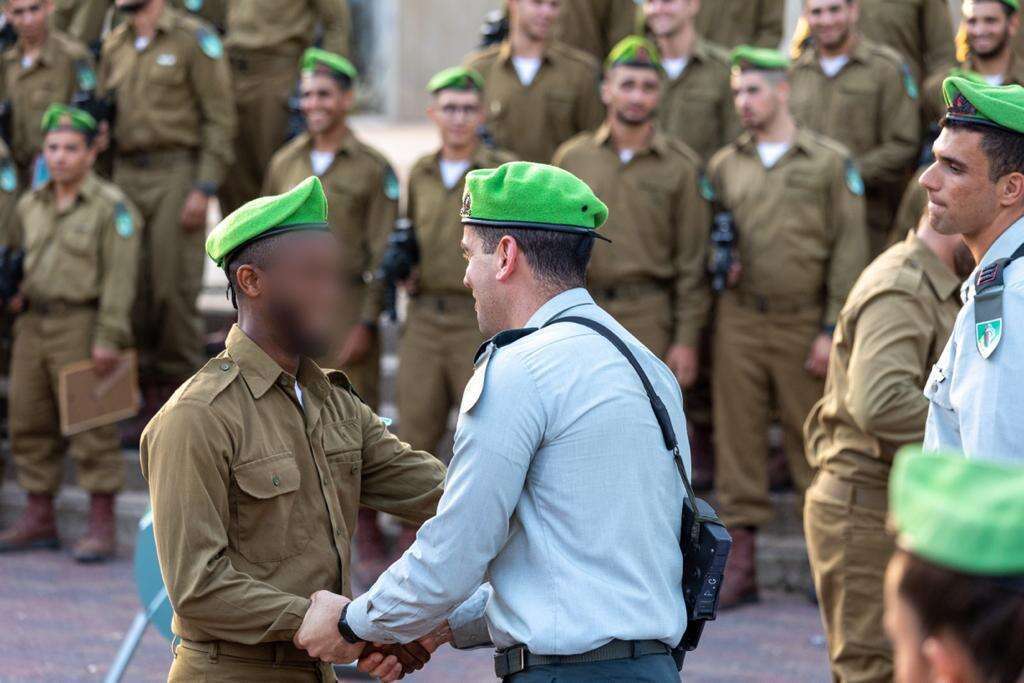 סמ"ר ג' מקבל צל"ש מאלוף הפיקוד. | דובר צה"ל