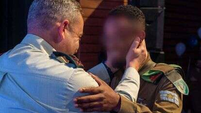 סמ"ר ג' מקבל צל"ש מאלוף הפיקוד. | דובר צה"ל