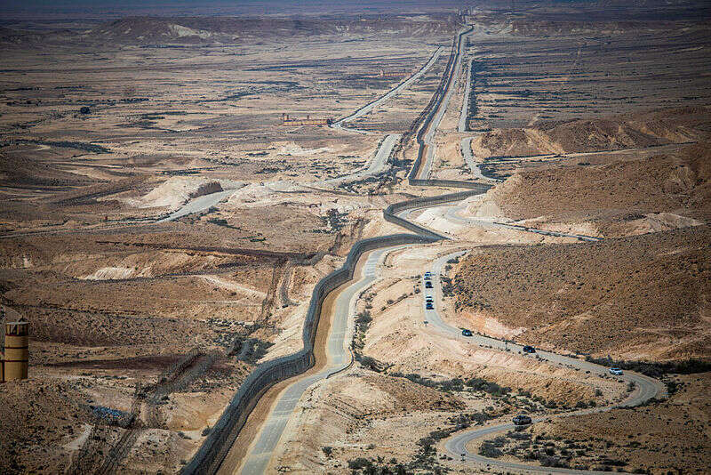 הגבול בין ישראל למצרים נשקף מהמסלול. כביש 10. | אורן בן חקון