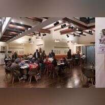 האווירה רגועה לחלוטין. בית חב"ד באתונה. | אלישיב רייכנר