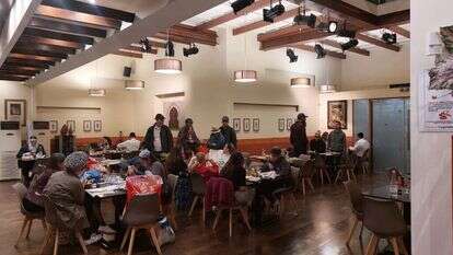 האווירה רגועה לחלוטין. בית חב"ד באתונה. | אלישיב רייכנר